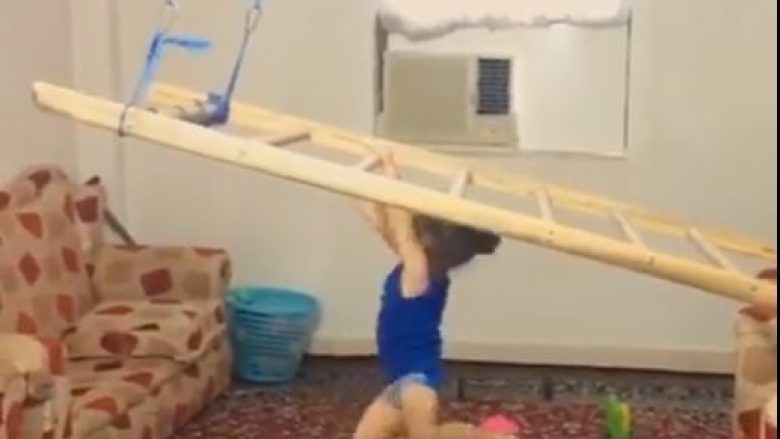 Atlete e lindur: Shikoni aftësitë sportive të kësaj vogëlusheje që kanë habitur botën (Video)