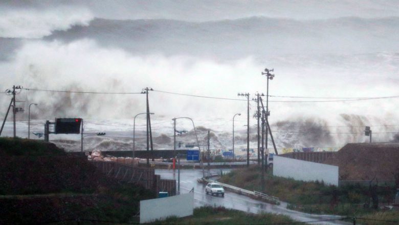 Pamje rrëqethëse të kapura nga sateliti të uraganit Lionrock, që është nisur drejt Japonisë (Foto/Video)