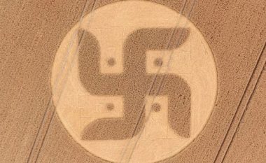 Çfarë është ky simbol misterioz i filmuar nga droni në një fushë gruri? (Foto/Video)