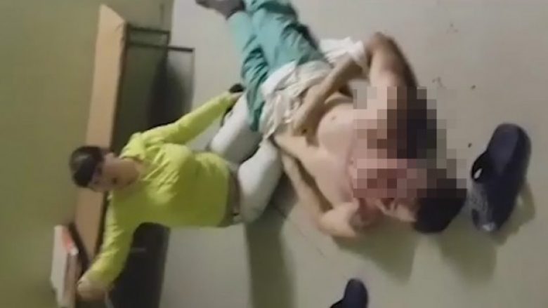 E la të presë shumë në sportel, por vëllai i pacientit i hakmerret keq mjekut (Video, +18)