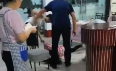 Dy gra rrahin brutalisht të dashurën e burrit të tyre (Foto/Video, +18)