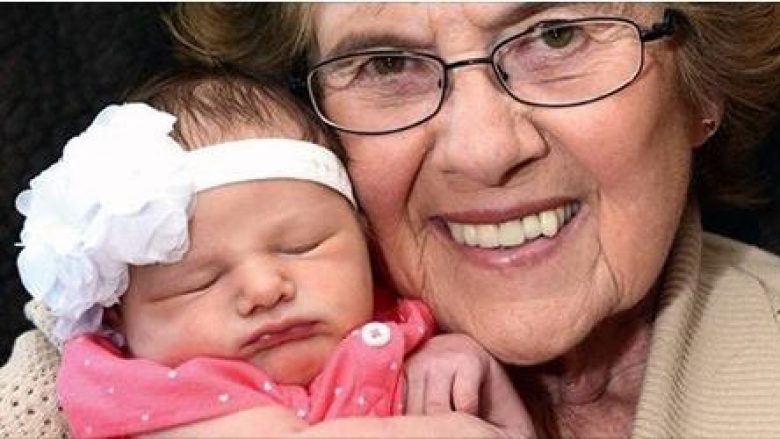 Super-gjyshja feston 86-vjetorin me stërmbesën e 86 të saj (Foto)