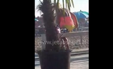 Biondja shqiptare ndërrohet në plazh, heq të brendshmet në sy të pushuesve (Video, +16)