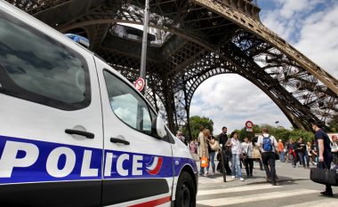 Evakuohet kulla e Eiffelit, policia mbyll zonën e hyrjes (Foto/Video)