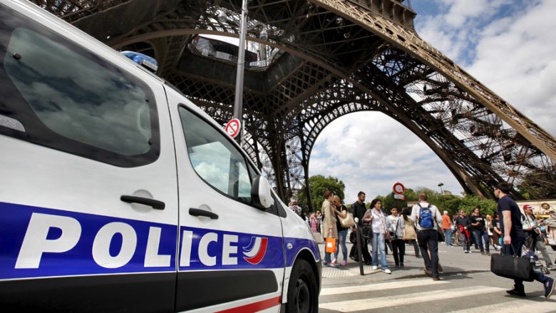 Evakuohet kulla e Eiffelit, policia mbyll zonën e hyrjes (Foto/Video)