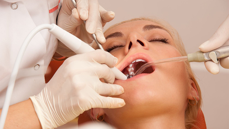 Çfarë vërtet dentisti ju bën kur shkoni të rregulloni dhëmbin (video)