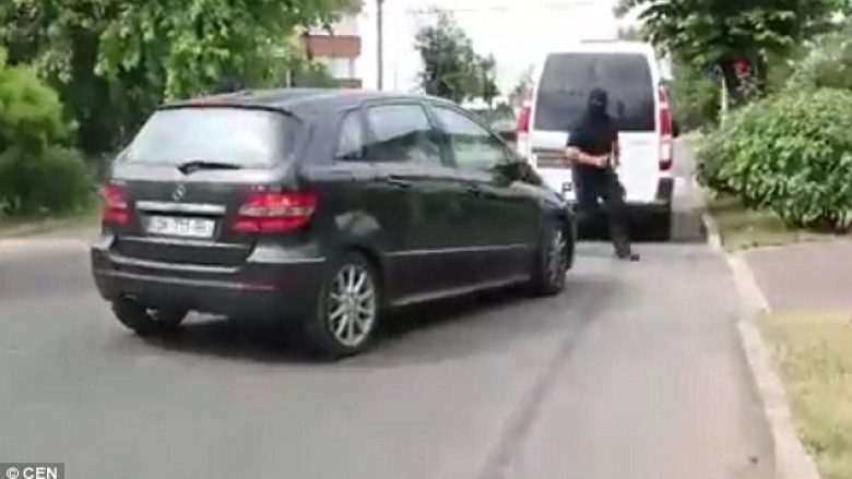 Vajza rrëmbehet nga “maskat”, befasia vjen më pas (Video)