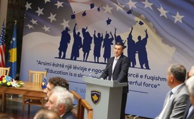 Veseli uron të rinjtë kosovarë për kalimin e marrëveshjes “Fulbright”