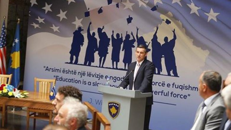 Veseli uron të rinjtë kosovarë për kalimin e marrëveshjes “Fulbright”