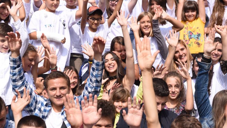 Thaçi nderon me Medalje Presidenciale këngëtaren Dua Lipa