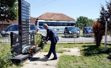 Thaçi zotohet para lapidarit të rinjve të vrarë serbë: Kurrë më, askush s’do ta vrasë gëzimin e fëmijëve (Foto)