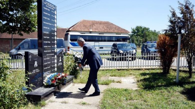 Thaçi zotohet para lapidarit të rinjve të vrarë serbë: Kurrë më, askush s’do ta vrasë gëzimin e fëmijëve (Foto)