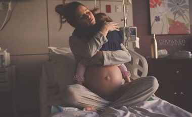 Fotoja që po pushton internetin: Nëna duke përqafuar fëmijën e parë para se të lindë tjetrin
