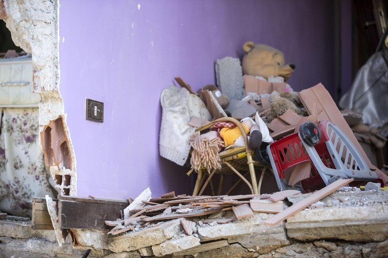 epa05508438 An interior view of damaged house in Amatrice, central Italy, following a 6.2 magnitude earthquake, according to the United States Geological Survey (USGS), that struck at around 3:30 am local time (1:30 am GMT). The quake was felt across a broad section of central Italy, in Umbria, Lazio and Marche Regions, including the capital Rome where people in homes in the historic center felt a long swaying followed by aftershocks. According to reports at least 37 people died in the quake. EPA/MASSIMO PERCOSSI