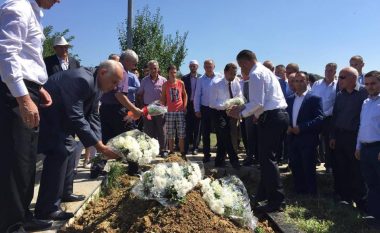 Rivarrosen eshtrat e familjarëve të Azem Galicës (Foto)