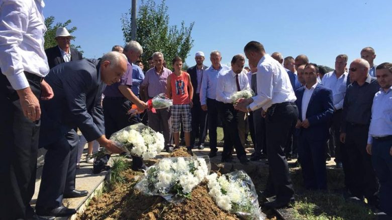 Rivarrosen eshtrat e familjarëve të Azem Galicës (Foto)