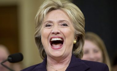 Hillary Clinton, me rroba banje dhe me ferexhe (Foto)