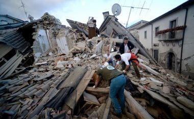 Kryetari i qytetit italian të “zhdukur” nga tërmeti: Dëgjojmë zëra të njerëzve nën rrethoja