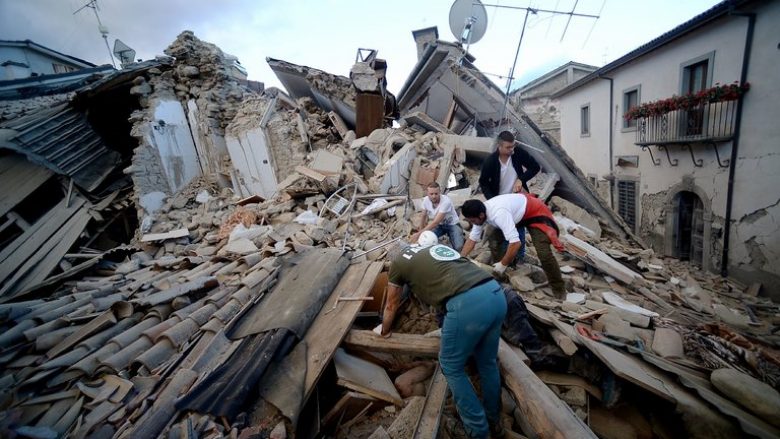 Kryetari i qytetit italian të “zhdukur” nga tërmeti: Dëgjojmë zëra të njerëzve nën rrethoja