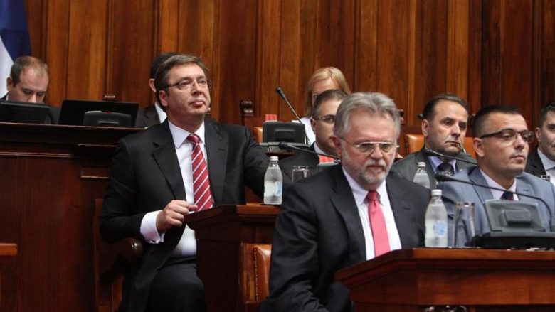 Serbia me qeveri të re, Vuçiq e fut Kosovën në tekstin e betimit