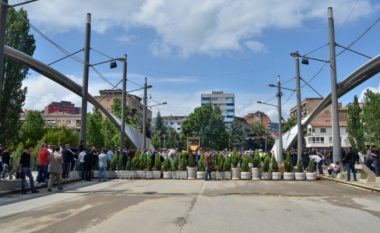 Rrethoja me pllaka metali, “barrikadë” që ndan Mitrovicën