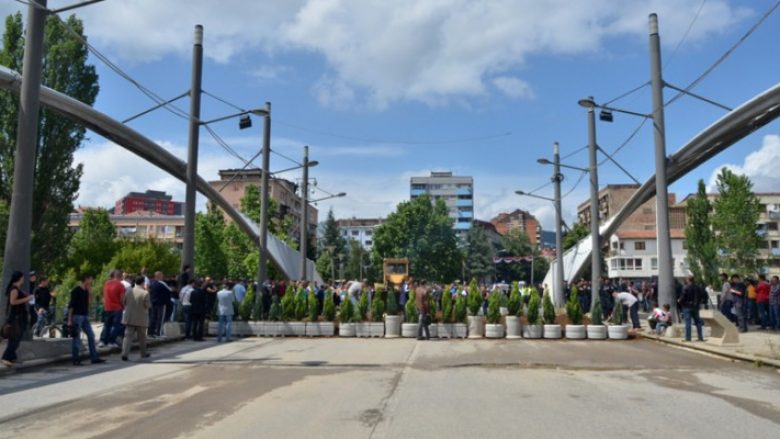 Rrethoja me pllaka metali, “barrikadë” që ndan Mitrovicën