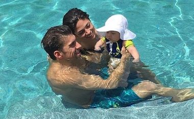 Phelps i jep hapat e parë djalit të tij pak muajsh në not