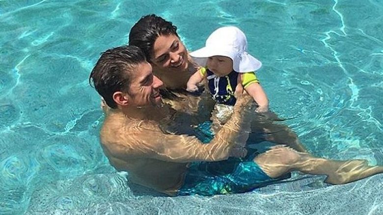 Phelps i jep hapat e parë djalit të tij pak muajsh në not