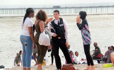 Eksperiment social: Shikoni si reagojnë qytetarët anglezë, kur polici detyron myslimanen të heq burkinin në plazh (Video)