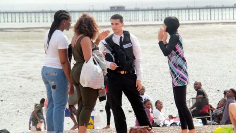 Eksperiment social: Shikoni si reagojnë qytetarët anglezë, kur polici detyron myslimanen të heq burkinin në plazh (Video)