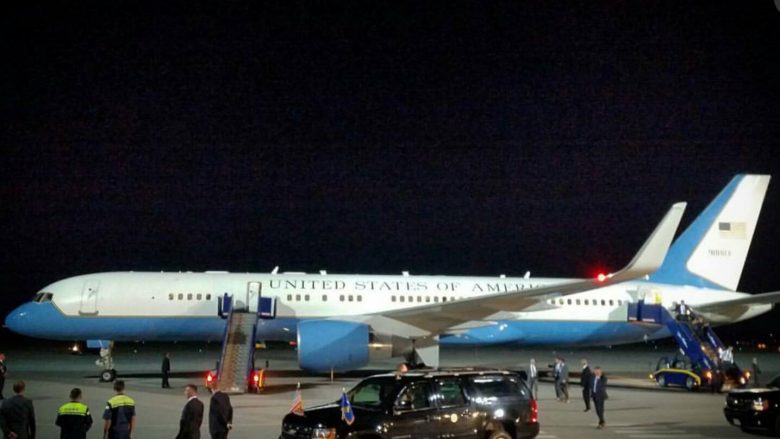 Mësoni detajin interesant që e dallon aeroplanin e Obamas me atë të Biden që aterroi në Kosovë (Foto)