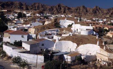 Fshati spanjoll në të cilin banorët jetojnë nën tokë (Foto)