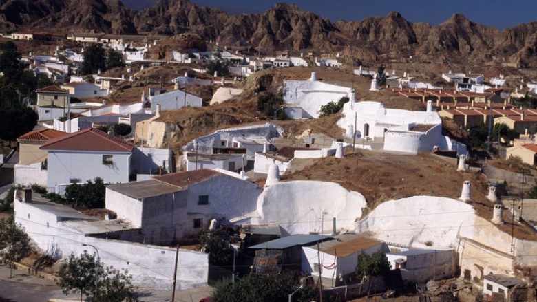 Fshati spanjoll në të cilin banorët jetojnë nën tokë (Foto)