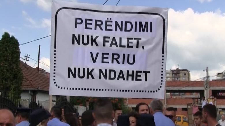 Pamje nga përleshja mes aktivistëve të VV-së dhe policisë në Mitrovicë (Video/Foto)