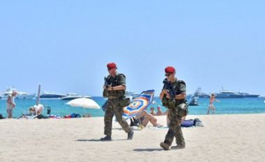 Policë të armatosur në plazhet franceze (Foto)