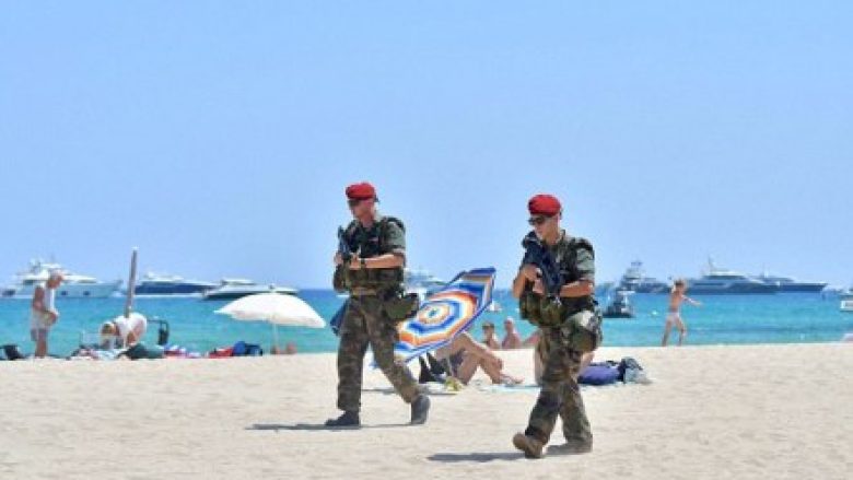 Policë të armatosur në plazhet franceze (Foto)