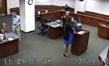 E akuzuara del lakuriq para gjyqit, e pabesueshme çfarë bën gjyqtarja (Video)