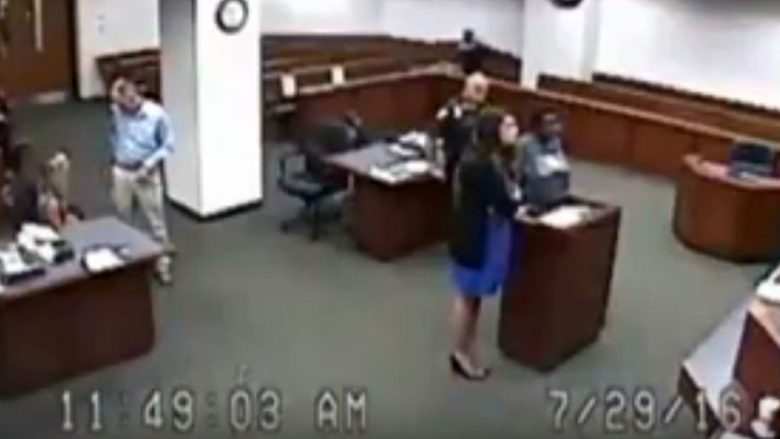 E akuzuara del lakuriq para gjyqit, e pabesueshme çfarë bën gjyqtarja (Video)