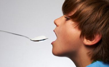 Sa lugë sheqer në ditë duhet t’i konsumojnë fëmijët