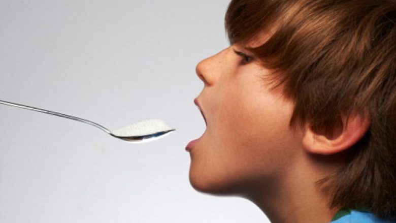 Sa lugë sheqer në ditë duhet t’i konsumojnë fëmijët