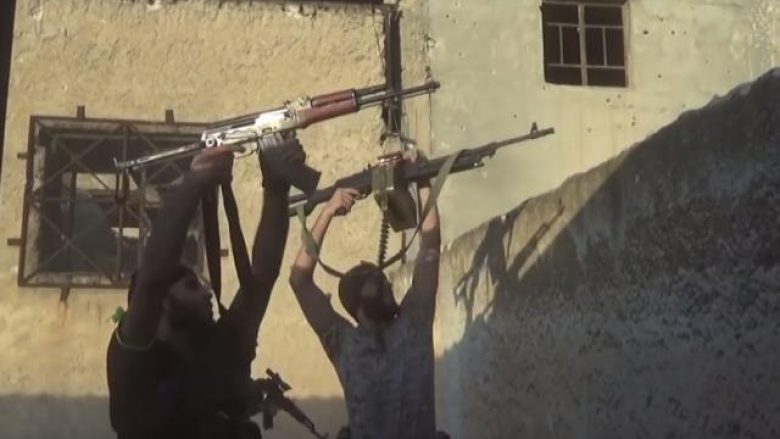 Shikoni çfarë beteja të ashpra zhvillohen në vijën e parë të frontit në Aleppo (Video)