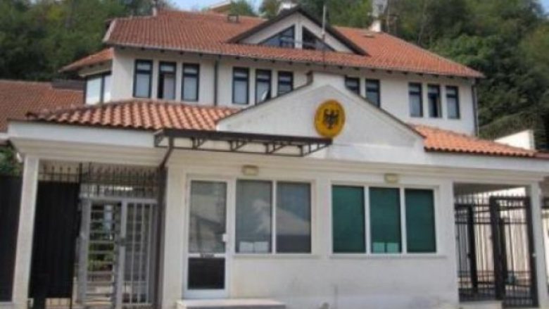 Radhë të gjata para ambasadave në Maqedoni (Video)