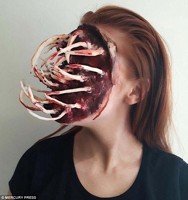 Artistja e grimit transformon fytyrën në pamje të frikshme foto 8