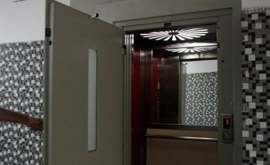Bie në katin përdhese pas hapjes së ashensorit, policia interviston tre persona