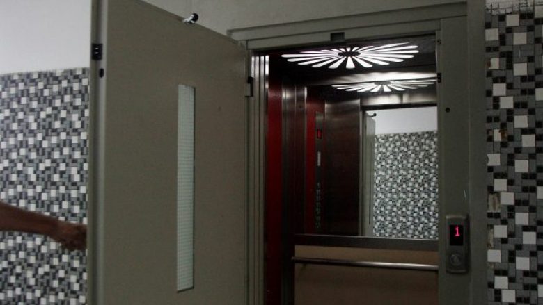 Lëvizje të pakontrolluara të ashensorit në një banesë në Ferizaj, një femër merr lëndime trupore