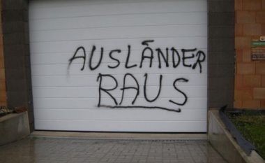 Grafitet “Ausländer Raus” alarmojnë policinë austriake