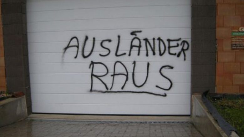 Grafitet “Ausländer Raus” alarmojnë policinë austriake
