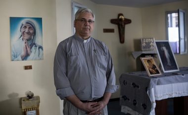 Prifti kanadez: Ju rrëfej dy mrekullitë e Nënë Terezës