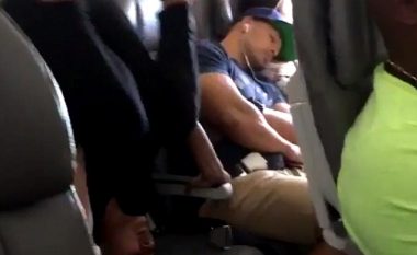 Bëri joga në aeroplan, pa e zgjuar udhëtarin që po flinte pranë (Video)