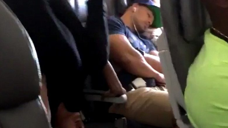Bëri joga në aeroplan, pa e zgjuar udhëtarin që po flinte pranë (Video)